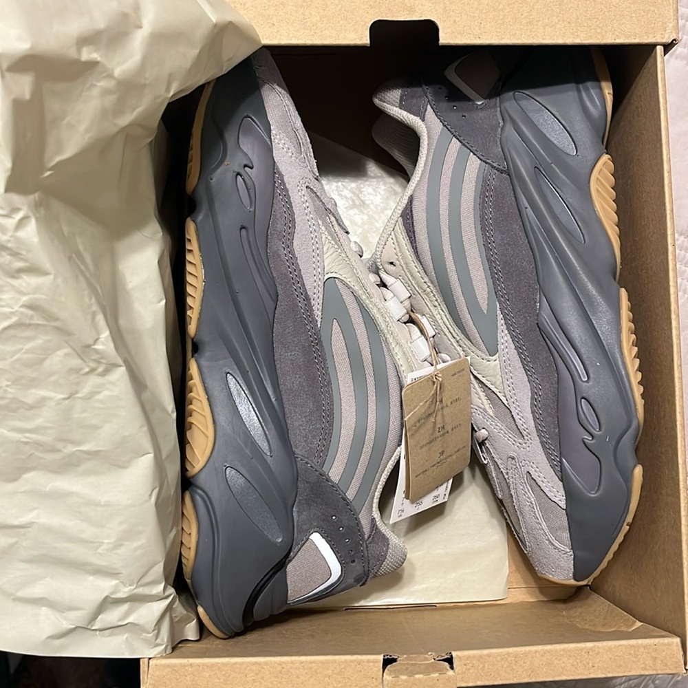 BNWT Yeezy Boost 700 v2 size 7.5